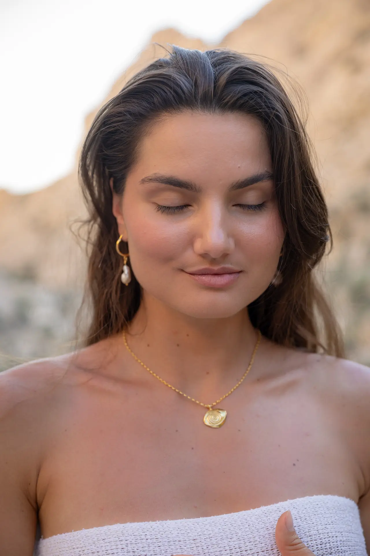 Mini Baroque Pearl Hoops Lumi - Image 4